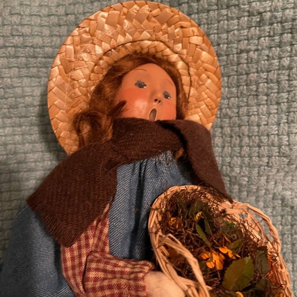 Byers Choice Carolers Harvest Girl in Straw Hat @ Flower Basket 2004 10 in